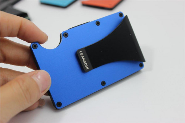 Un porte-carte en carbone et aluminium bleu intense